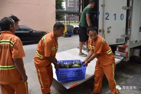 环卫工人免费吃瓜,免费吃瓜，清凉一夏  第3张